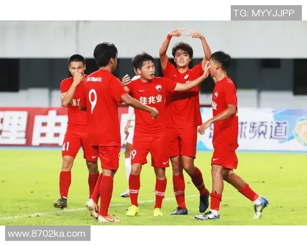 深圳足球队以73分领跑精英赛积分榜展现强劲实力