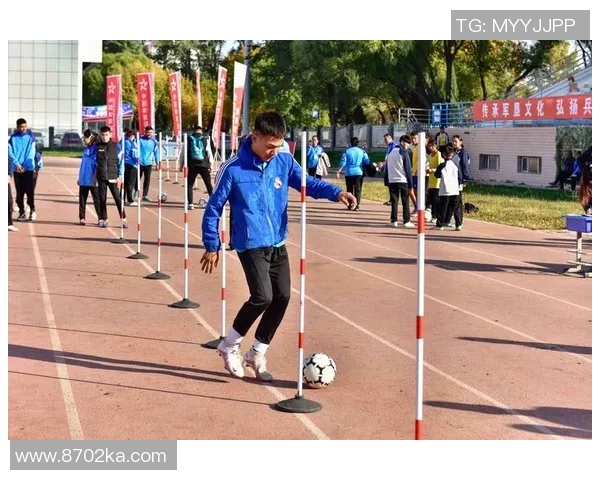 哪个足球明星因罗圈腿而备受关注他的独特风格与球技分析