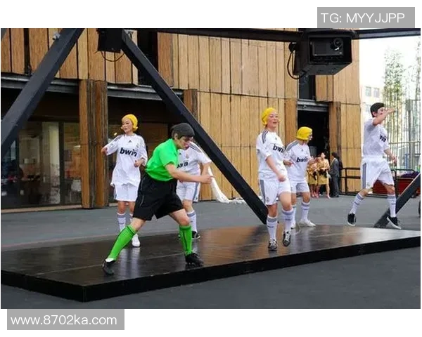 外国足球明星与粉丝亲密互动拍照瞬间记录精彩时刻 外国足球明星与粉丝亲密互动拍照瞬间记录精彩时刻