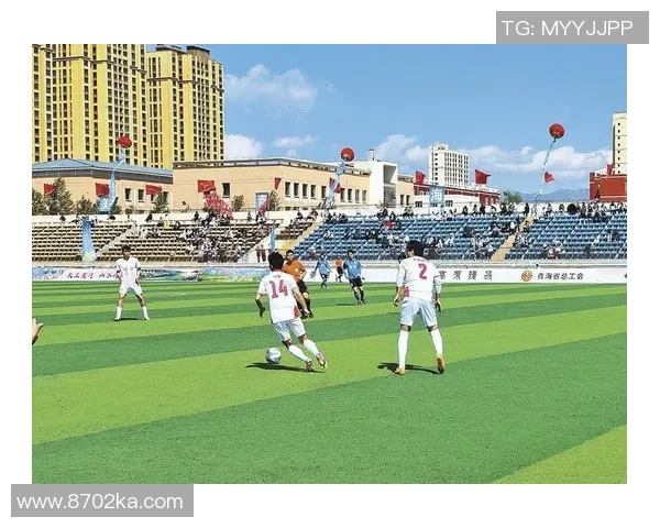 当头顶足球时感受飞翔的自由与激情的碰撞 当头顶足球时感受飞翔的自由与激情的碰撞